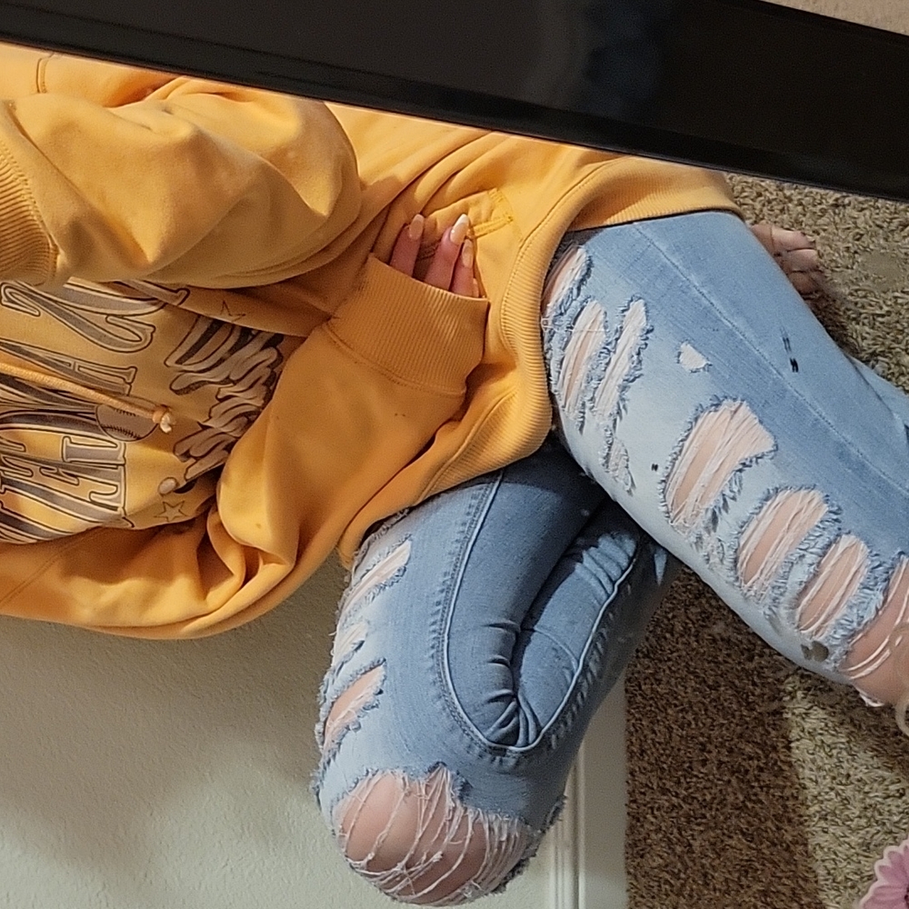 Low rise ripped jeans